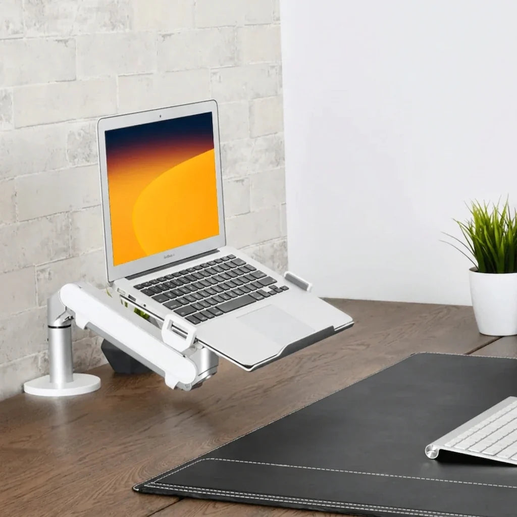 Laptoparm zilver op een bureau